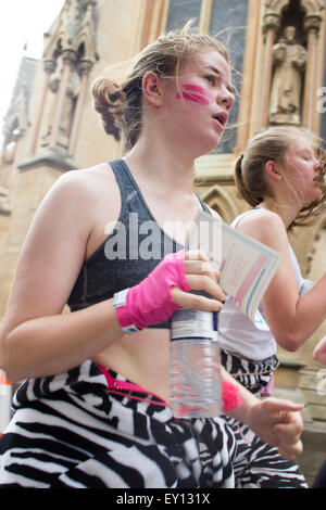 Cambridge, UK. 19. Juli 2015. Wettlauf um Leben 5k und 10 k-Charity-Lauf für Cancer Research UK, ausgehend von Parkers Piece, Parkterrasse, Cambridge, Cambridgeshire, CB1 1EH). Credit: Jason Marsh/Alamy Live News Stockfoto