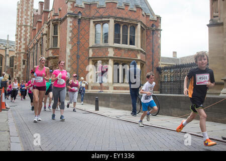 Cambridge, UK. 19. Juli 2015. Wettlauf um Leben 5k und 10 k-Charity-Lauf für Cancer Research UK, ausgehend von Parkers Piece, Parkterrasse, Cambridge, Cambridgeshire, CB1 1EH). Credit: Jason Marsh/Alamy Live News Stockfoto