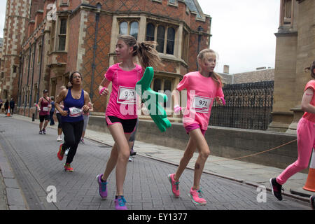 Cambridge, UK. 19. Juli 2015. Wettlauf um Leben 5k und 10 k-Charity-Lauf für Cancer Research UK, ausgehend von Parkers Piece, Parkterrasse, Cambridge, Cambridgeshire, CB1 1EH). Credit: Jason Marsh/Alamy Live News Stockfoto