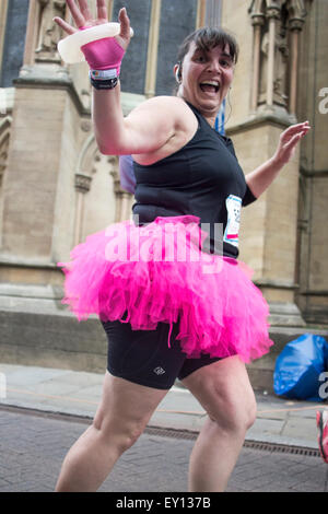 Cambridge, UK. 19. Juli 2015. Wettlauf um Leben 5k und 10 k-Charity-Lauf für Cancer Research UK, ausgehend von Parkers Piece, Parkterrasse, Cambridge, Cambridgeshire, CB1 1EH). Credit: Jason Marsh/Alamy Live News Stockfoto