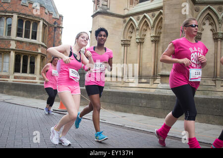 Cambridge, UK. 19. Juli 2015. Wettlauf um Leben 5k und 10 k-Charity-Lauf für Cancer Research UK, ausgehend von Parkers Piece, Parkterrasse, Cambridge, Cambridgeshire, CB1 1EH). Credit: Jason Marsh/Alamy Live News Stockfoto