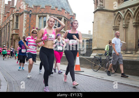 Cambridge, UK. 19. Juli 2015. Wettlauf um Leben 5k und 10 k-Charity-Lauf für Cancer Research UK, ausgehend von Parkers Piece, Parkterrasse, Cambridge, Cambridgeshire, CB1 1EH). Credit: Jason Marsh/Alamy Live News Stockfoto