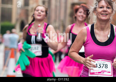 Cambridge, UK. 19. Juli 2015. Wettlauf um Leben 5k und 10 k-Charity-Lauf für Cancer Research UK, ausgehend von Parkers Piece, Parkterrasse, Cambridge, Cambridgeshire, CB1 1EH). Credit: Jason Marsh/Alamy Live News Stockfoto