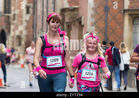 Cambridge, UK. 19. Juli 2015. Wettlauf um Leben 5k und 10 k-Charity-Lauf für Cancer Research UK, ausgehend von Parkers Piece, Parkterrasse, Cambridge, Cambridgeshire, CB1 1EH). Credit: Jason Marsh/Alamy Live News Stockfoto