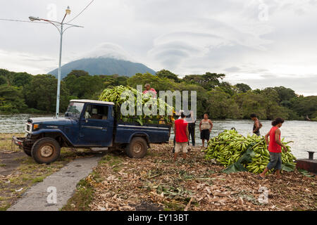 Laden von Bananen auf Altagracia Hafenterminal in Insel Ometepe, Nicaragua Stockfoto