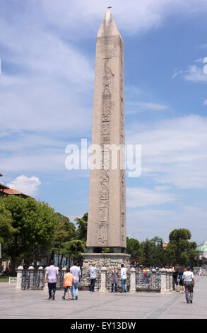 ISTANBUL - 3. August 2014.  Menschen wandern rund um den Obelisk Theodosius. Im August 2014 in Istanbul, Türkei Stockfoto