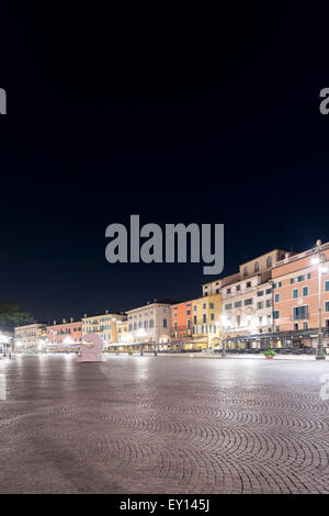 Vor dem Morgengrauen in einer verlassenen Piazza Bra in Verona, Italien Stockfoto