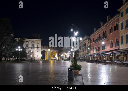 Vor dem Morgengrauen in einer verlassenen Piazza Bra in Verona, Italien Stockfoto