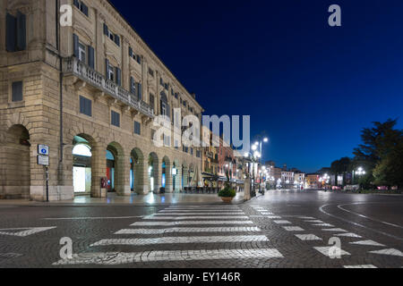 Vor dem Morgengrauen in einer verlassenen Piazza Bra in Verona, Italien Stockfoto