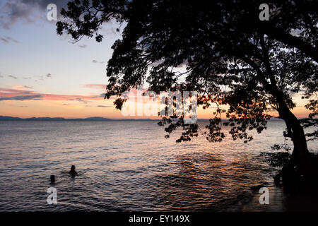 Baden bei Sonnenuntergang am Nicaragua-See in der Insel Ometepe, Nicaragua Stockfoto