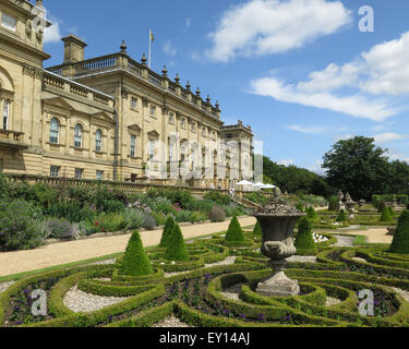 Die Terrasse am Harewood House, Nr Leeds, Yorkshire, Großbritannien Stockfoto