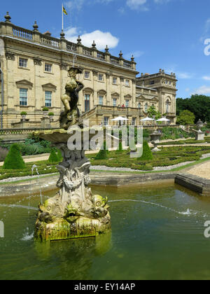 Statue auf der Terrasse am Harewood House, Nr Leeds, Yorkshire, Großbritannien Stockfoto