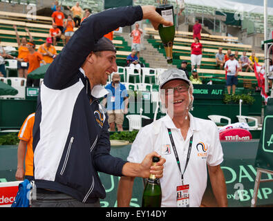 Österreich. 19. Juli 2015, Tennis, Davis Cup, das niederländische Team feiert, Thiemo de Bakker gibt Trainer Martin Bohm eine Sektdusche Credit: Henk Koster/Alamy Live News Stockfoto