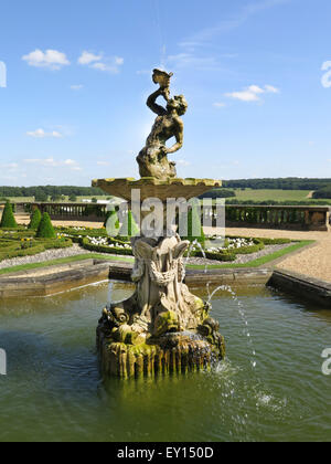 Statue auf der Terrasse am Harewood House, Nr Leeds, Yorkshire, Großbritannien Stockfoto