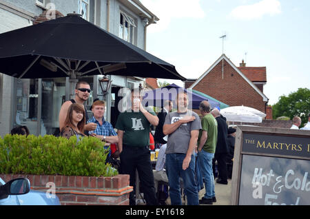 Tolpuddle, Dorset, UK. 19. Juli 2015. Menschenmassen in der Stammkneipe, Märtyrer Inn in Tollpuddle, Dorset, England am Sonntag, 19. Juli 2015 packen. Jedes Jahr im Juli das Dorf Tolpuddle in Dorset, UK, halten dieses Festival im Gedenken an die Tolpuddle Märtyrer. Die Märtyrer wurden sechs Landarbeitern, lebte und arbeitete in dem Dorf Tolpuddle. Sie wurden am 24. Februar 1834 auf die Ladung machen einen illegalen Eid verhaftet. Die eigentliche Straftat war bei der Gründung einer Gewerkschaft um ihre schlechten Arbeitsbedingungen zu beheben. Bildnachweis: Grahame Howard/Alamy Live-Nachrichten Stockfoto