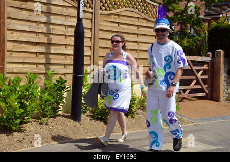 Tolpuddle, Dorset, UK. 19. Juli 2015. Ein paar Eile, um bereit für die Prozession am Tolpuddle, Dorset, England am Sinday 19. Juli 2015. Jedes Jahr im Juli das Dorf Tolpuddle in Dorset, UK, halten dieses Festival im Gedenken an die Tolpuddle Märtyrer. Die Märtyrer wurden sechs Landarbeitern, lebte und arbeitete in dem Dorf Tolpuddle. Sie wurden am 24. Februar 1834 auf die Ladung machen einen illegalen Eid verhaftet. Die eigentliche Straftat war bei der Gründung einer Gewerkschaft um ihre schlechten Arbeitsbedingungen zu beheben. Für dieses Verbrechen wurden sie zu sieben Jahren Transport zu den Strafkolonien von Australien verurteilt. Stockfoto