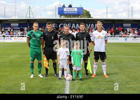 Nantwich, UK. 19. Juli 2015. Die Beamten, Kapitäne und Maskottchen vor der Vorsaison Freundschaftsspiel im The Weaver-Stadion als Nantwich Town unterhalten Crewe Alexandra. Bildnachweis: SJN/Alamy Live-Nachrichten Stockfoto