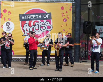 Durham, Großbritannien. 19. Juli 2015. Xaral die Dixie Band spielt auf Millennium Ort während der Durham City Straßen of Brass Festival. Bildnachweis: AC Bilder/Alamy Live-Nachrichten Stockfoto