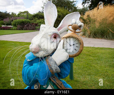 Eine Skulptur von dem weißen Kaninchen aus Alice im Wunderland. Eine Skulptur von englischen Künstler Alan Wallis im RHS Wisley Gardens, Juli 20 Stockfoto