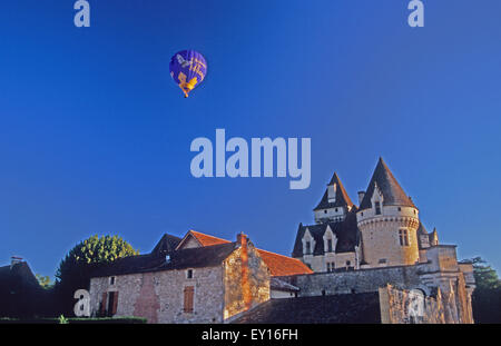 Heißluftballon gleitet über das Chateau Les Milandes. Dordogne-Frankreich. Ehemaliges Haus von Josephine Baker. Stockfoto