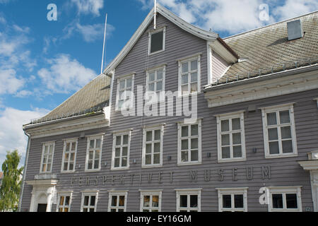 Norwegen, Tromsö. Perspektivet Museum, untergebracht in einem historischen 1838 hölzerne klassizistischen Anwesen. Stockfoto