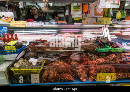 Meeresfrüchte-Stall in Makishi öffentlichen Markt, Naha, Okinawa, Japan Stockfoto