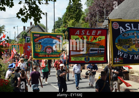 Tolpuddle, Dorset, UK. 19. Juli 2015. Die Festival Prozession findet über die Hauptstraße in Tolpuddle, Dorset, England am Sonntag, 19. Juli 2015. Jedes Jahr im Juli das Dorf Tolpuddle in Dorset, UK, halten dieses Festival im Gedenken an die Tolpuddle Märtyrer. Die Märtyrer wurden sechs Landarbeitern, lebte und arbeitete in dem Dorf Tolpuddle. Sie wurden am 24. Februar 1834 auf die Ladung machen einen illegalen Eid verhaftet. Die eigentliche Straftat war bei der Gründung einer Gewerkschaft um ihre schlechten Arbeitsbedingungen zu beheben. Bildnachweis: Grahame Howard/Alamy Live-Nachrichten Stockfoto