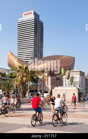 Menschen Radfahren entlang des Passeig Maritim mit Fisch Skulptur im Hintergrund, Barceloneta, Barcelona-Spanien-Europa Stockfoto