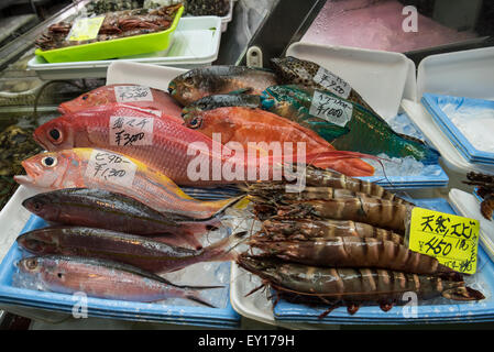 Meeresfrüchte-Stall in Makishi öffentlichen Markt, Naha, Okinawa, Japan Stockfoto