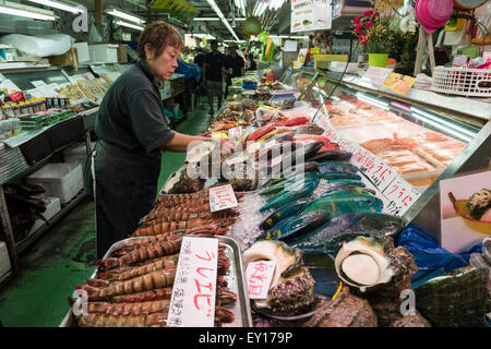 Meeresfrüchte-Stall in Makishi öffentlichen Markt, Naha, Okinawa, Japan Stockfoto