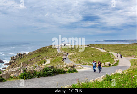 Blick auf das erste und das letzte Haus, Lands End, Cornwall, England, UK Stockfoto