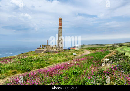 Der alte Kompressor Haus Kamin an der Levante Zinnmine, Trewellard, Pendeen, in der Nähe von St Just, Cornwall, England, UK Stockfoto