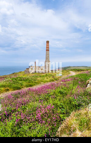 Der alte Kompressor Haus Kamin an der Levante Zinnmine, Trewellard, Pendeen, in der Nähe von St Just, Cornwall, England, UK Stockfoto