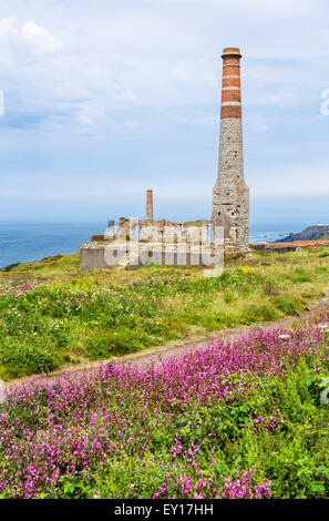 Der alte Kompressor Haus Kamin an der Levante Zinnmine, Trewellard, Pendeen, in der Nähe von St Just, Cornwall, England, UK Stockfoto