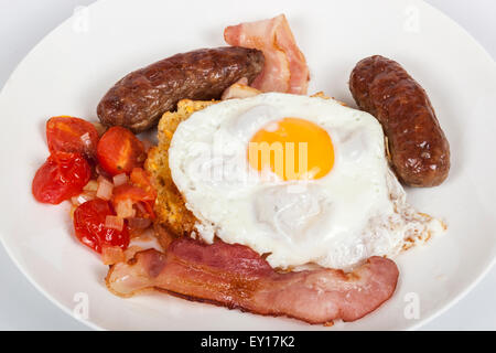 Studio gedreht traditionelles Frühstück mit Ei, Speck, Würstchen, gebratene Tomaten und toast Stockfoto