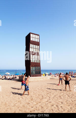 Menschen am Strand von Barceloneta, mit L'Estel Ferit (The Wounded Shooting Star) Skulptur von Rebecca Horn, Barcelona-Spanien-Europa Stockfoto