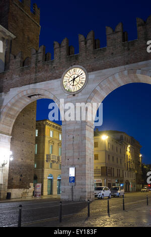 Vor dem Morgengrauen in einer verlassenen Piazza Bra in Verona, Italien Stockfoto