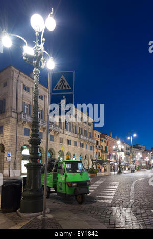 Vor dem Morgengrauen in einer verlassenen Piazza Bra in Verona, Italien Stockfoto