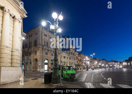 Vor dem Morgengrauen in einer verlassenen Piazza Bra in Verona, Italien Stockfoto