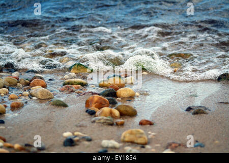 Wellen an bunten Steinen auf Gardiners Bucht Shoreline Atlantik Hamptons Long Island New York Stockfoto