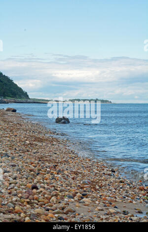 Wellen an bunten Steinen auf Gardiners Bucht Shoreline Atlantik Hamptons Long Island New York Stockfoto