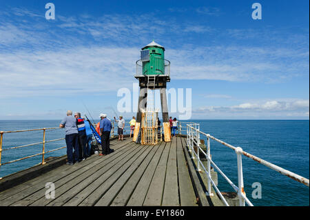 Fischer auf Whitby West Pier Ausdehnung Stockfoto