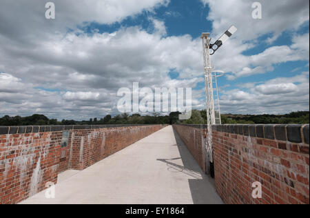 Viadukt Weg Fußweg und Zyklus Weg entlang der restaurierten Hockley-Viadukt in Winchester Stockfoto