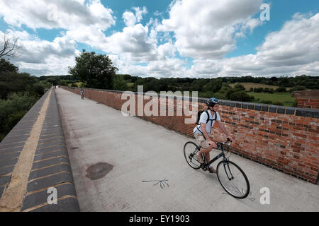 Radfahrer auf dem Viadukt Weg Fußweg und Zyklus Weg entlang der restaurierten Hockley-Viadukt in Winchester Stockfoto