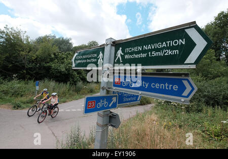 Itchen Navigation-Wanderweg-Wegweiser und National Cycle Network Route 23 Zeichen auf dem Weg nach Winchester Stockfoto