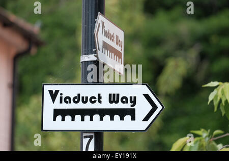 Melden Sie sich für den Viadukt Weg Fußweg und Zyklus-Pfad entlang der restaurierten Hockley-Viadukt in Winchester Stockfoto