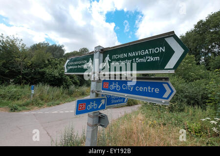 Itchen Navigation-Wanderweg-Wegweiser und National Cycle Network Route 23 Zeichen auf dem Weg nach Winchester Stockfoto