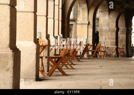 Spalten, Stühle und Tische Stockfoto