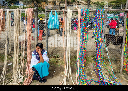 Eine einheimische Frau, die ihre handgefertigten Seile am lokalen Markt zu verkaufen. Otavalo, Ecuador. Stockfoto