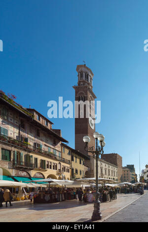 Markttag in Piazza Delle Erbe Blick in Richtung Torre dei Lamberti, Verona in Italien Stockfoto